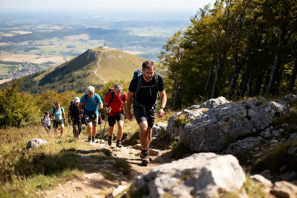 Randonneurs sur un sentier pendant l’ascension du Puy de Dôme par temps ensoleillé
