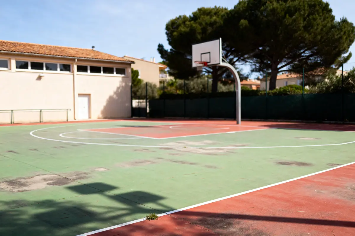 Terrain de basket extérieur au gymnase de l'hôtel Golf à Hyères
